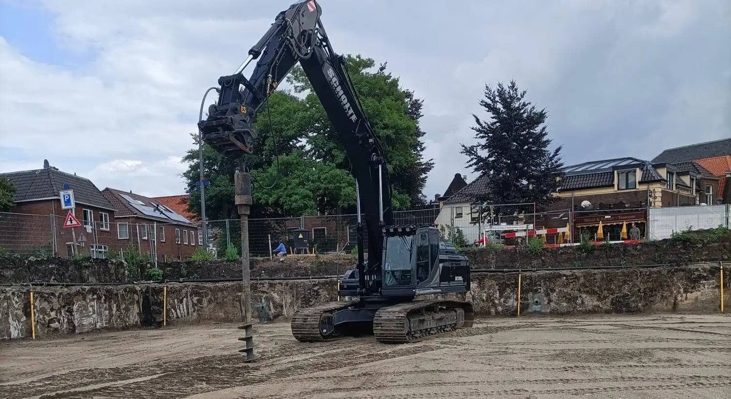 Rupskraan met booraandrijving en boort funderingsgat